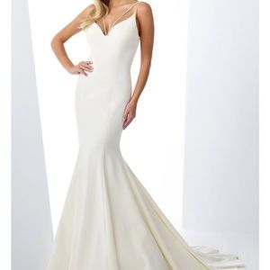 Enchanting by Mon Cheri crepe mermaid wedding gown size 12